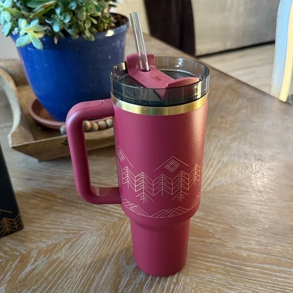 Stanley 40oz Cranberry Winterscape - Picture 2 of 6